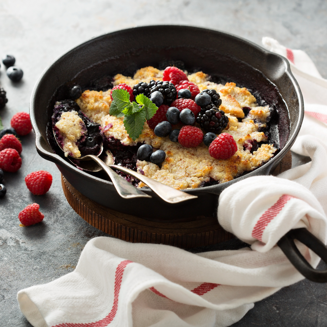 Winterliches Beeren-Crumble mit Almenrausch-Topping